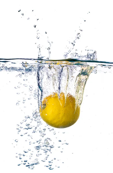 Limón en agua —  Fotos de Stock