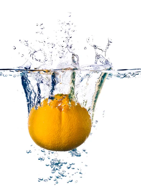 Pomeranč ve vodě — Stock fotografie