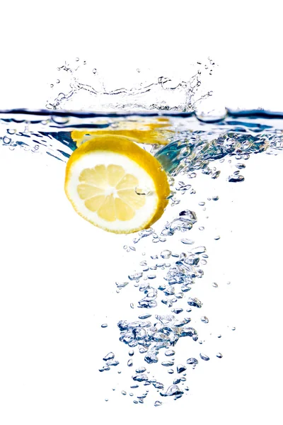 Нарезанный лимон в воде — стоковое фото