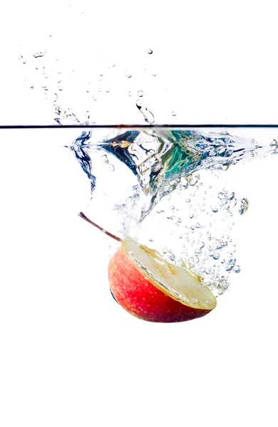 Jablko ve vodě — Stock fotografie