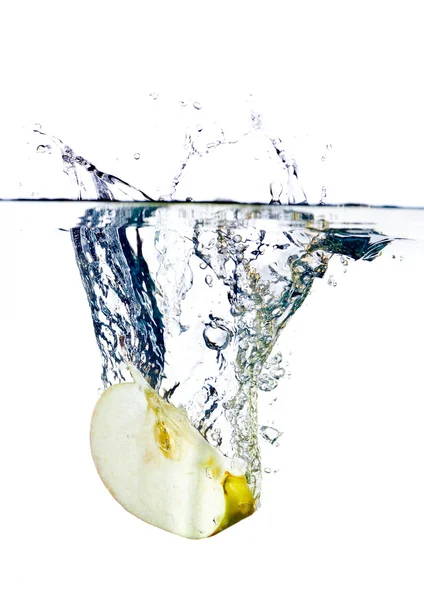 Omena vedessä — kuvapankkivalokuva