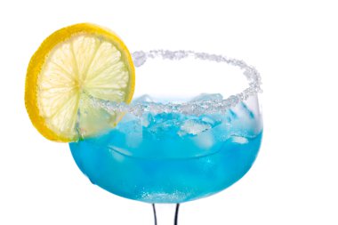 Mavi içki buz ve limon ile