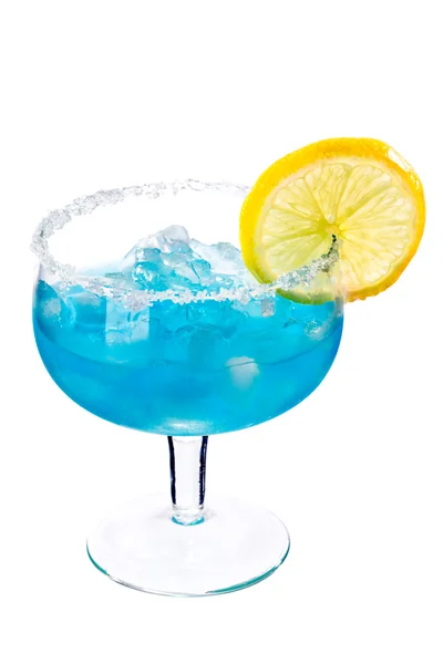 Синий напиток со льдом и лимоном — стоковое фото