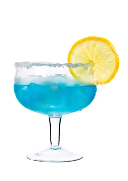 青い飲み物の氷とレモン添え — ストック写真