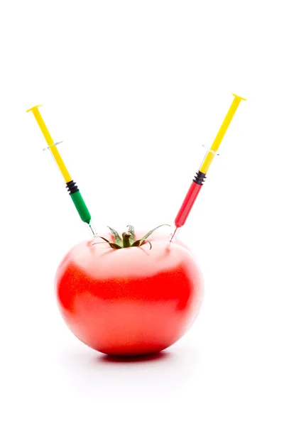 Strzykawka czerwony nad zielony płyn z pomidorami — Zdjęcie stockowe