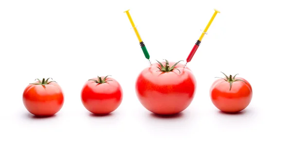 Seringa Injetando Líquido Vermelho e Verde em um Tomate Vermelho — Fotografia de Stock