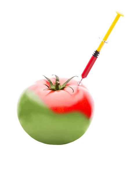 Spritze, die rote Flüssigkeit in eine grüne Tomate injiziert — Stockfoto