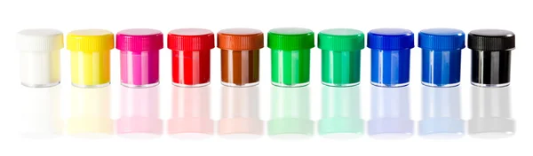 Tinta colorida em balde isolado em branco — Fotografia de Stock