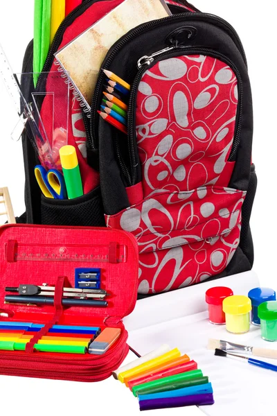 黑色和红色 packback 与学校用品 — 图库照片