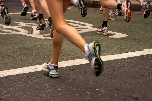 Femme concourant en marathon — Photo