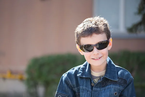 Прохолодний хлопчик з сонцезахисними окулярами — стокове фото