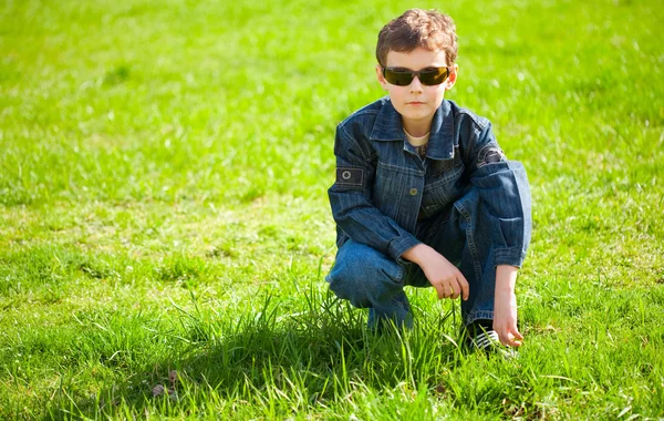 Cool land jongen met zonnebril — Stockfoto