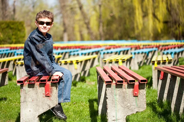 很酷的男孩坐在一个公园 — 图库照片