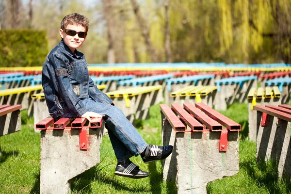 Chico fresco sentado en un parque — Foto de Stock