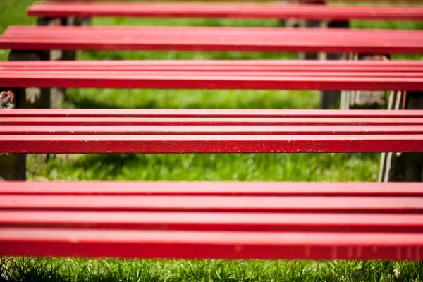 Bancos vermelhos em um parque — Fotografia de Stock