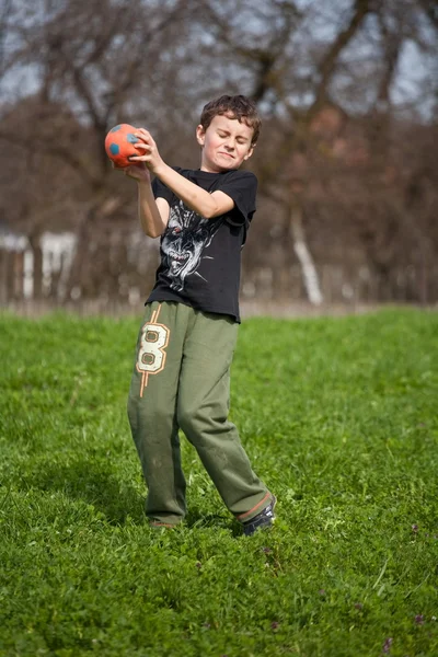 Bonito garoto pegando bola — Fotografia de Stock