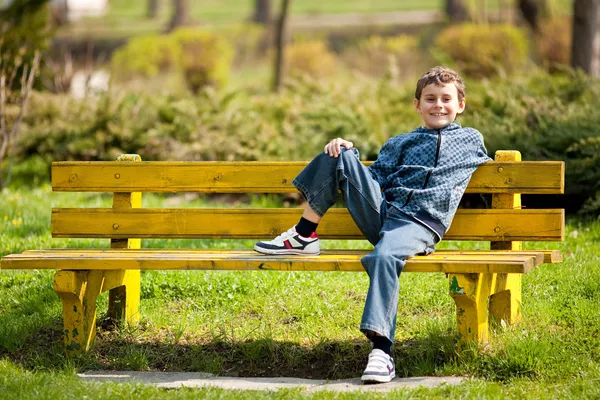 Симпатичный школьник в парке — стоковое фото
