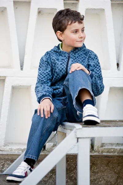 屋外のハンサムな少年 — ストック写真