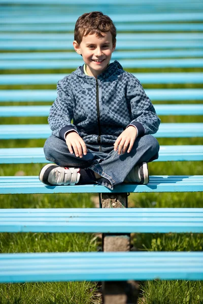 Ładny uczniak w parku — Zdjęcie stockowe