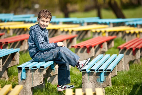 Schattig schooljongen in een park — Stockfoto