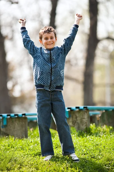 9 éves gyerek egy parkban — Stock Fotó