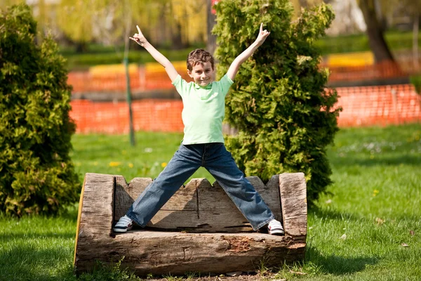 Niño de 9 años en un parque —  Fotos de Stock