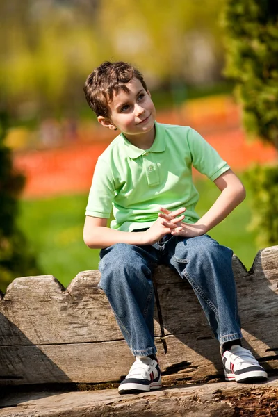 Niño de 9 años en un parque —  Fotos de Stock