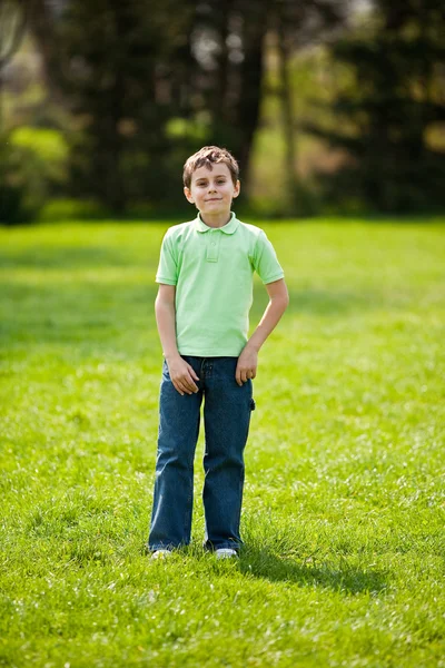 9 yaşında çocuk bir parkta — Stok fotoğraf