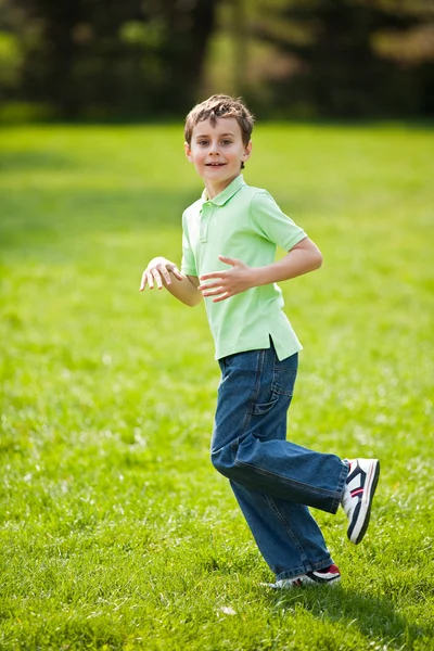 Мальчик бежит по лугу — стоковое фото