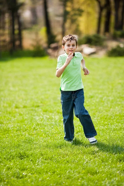 Rapaz a correr num prado — Fotografia de Stock