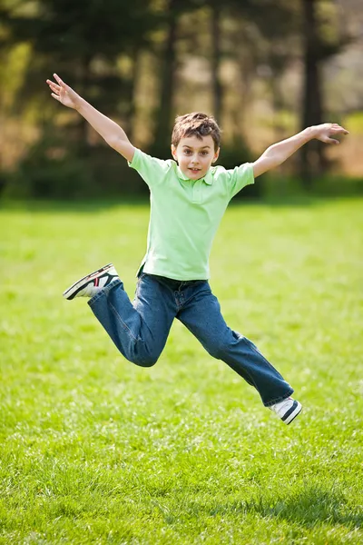Çocuk sevinç için atlama — Stok fotoğraf