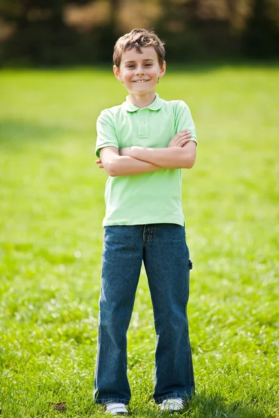 9-jähriges Kind in einem Park — Stockfoto
