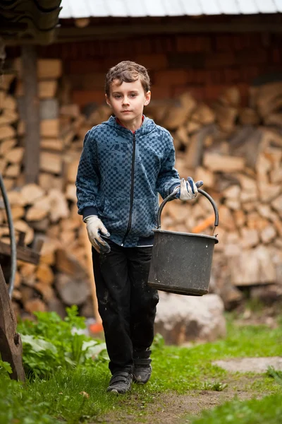Criança com um balde — Fotografia de Stock