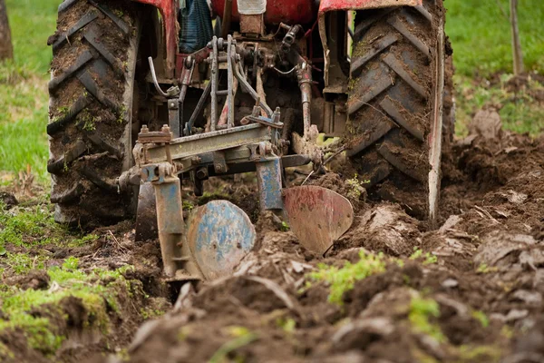 Traktor plöjer — Stockfoto