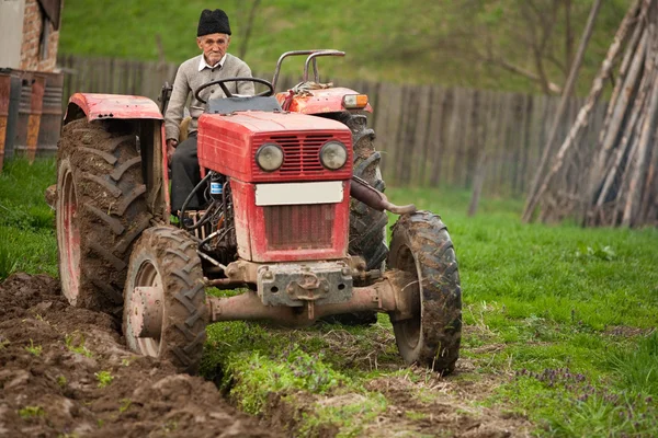 古い農夫の耕起 — ストック写真