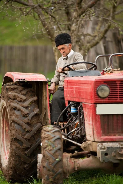 Old farmer plowing — Stock Photo, Image