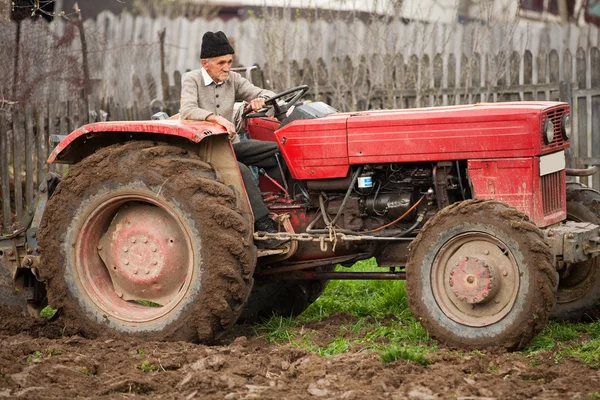 Old farmer plowing — Stock Photo, Image