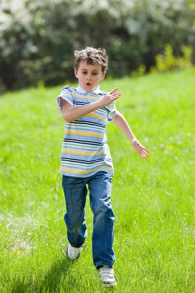 Καυκάσιος παιδί τρέχει στο χόρτο — Φωτογραφία Αρχείου
