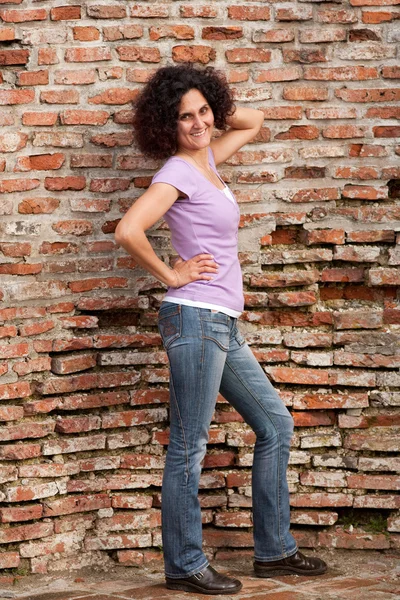 Ruiva senhora perto da parede grunge — Fotografia de Stock