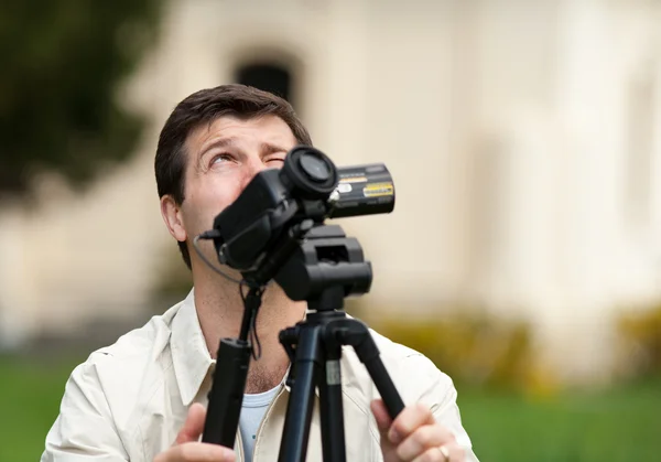 Homem caucasiano filmando — Fotografia de Stock