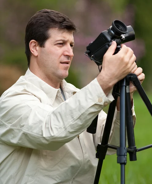 Homem caucasiano filmando — Fotografia de Stock