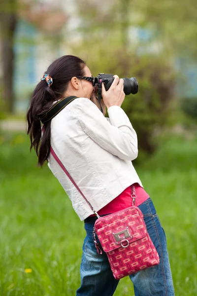 Senhora fotógrafa ao ar livre — Fotografia de Stock