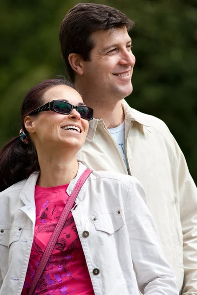 Szczęśliwa para odkryty — Zdjęcie stockowe