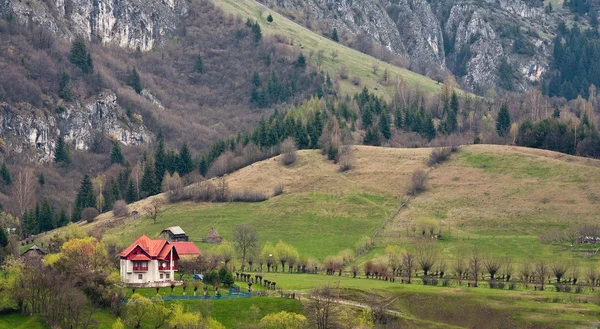 山の上の単一の家 — ストック写真