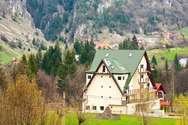 Готель розташований в горах — стокове фото