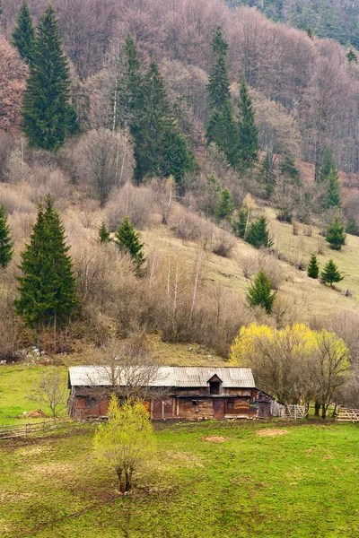 Παλιό σπίτι σε ένα βουνό — Φωτογραφία Αρχείου