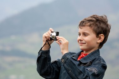 güzel bir çocuk alarak fotoğraf