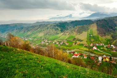 dağlar ve bulutlar ile kırsal manzara