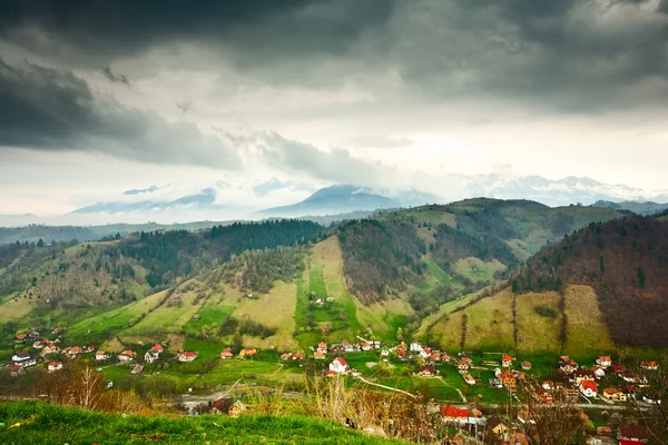 Landsbygdens landskap med berg och moln — Stockfoto
