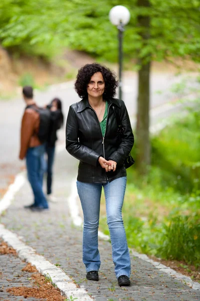 Привлекательная женщина гуляет на улице — стоковое фото